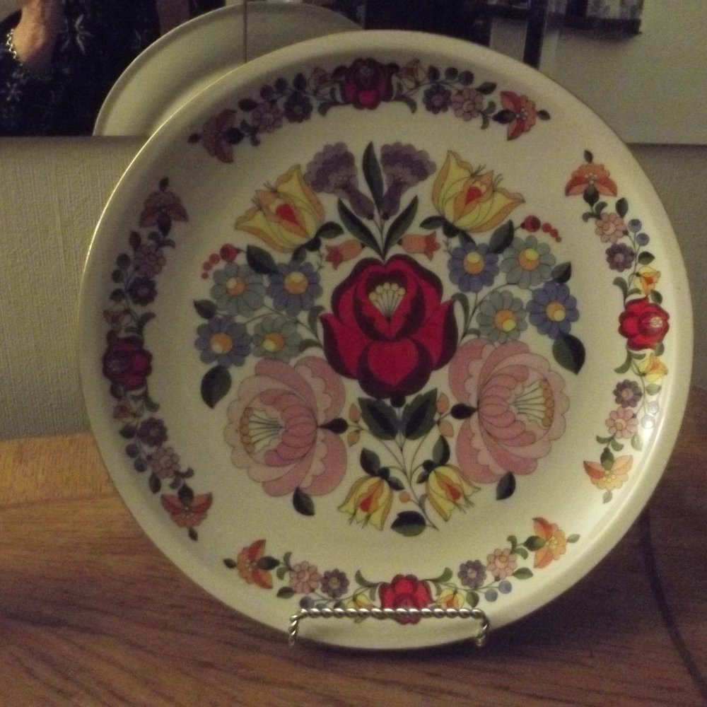 VINTAGE KALOCSA HANDPAINTED PORCELAIN PLATE,  11" diameter